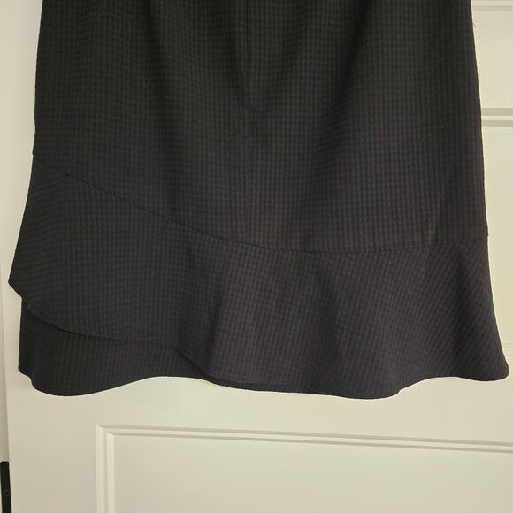 Women's Ann Taylor Black Textured Knee Length Skirt w/ Ruffle | Size 4 - Picture 6 of 10